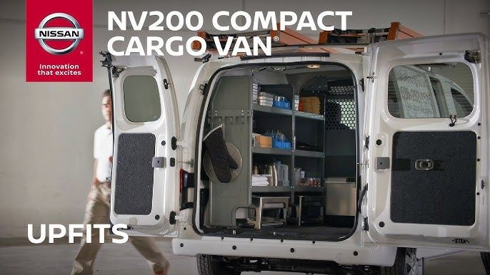 Interieur van een Nissan NV200 compacte bestelwagen met georganiseerde schappen.