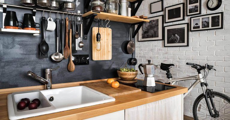 Moderne keuken met hangend keukengerei en een slimme wandorganisatie.