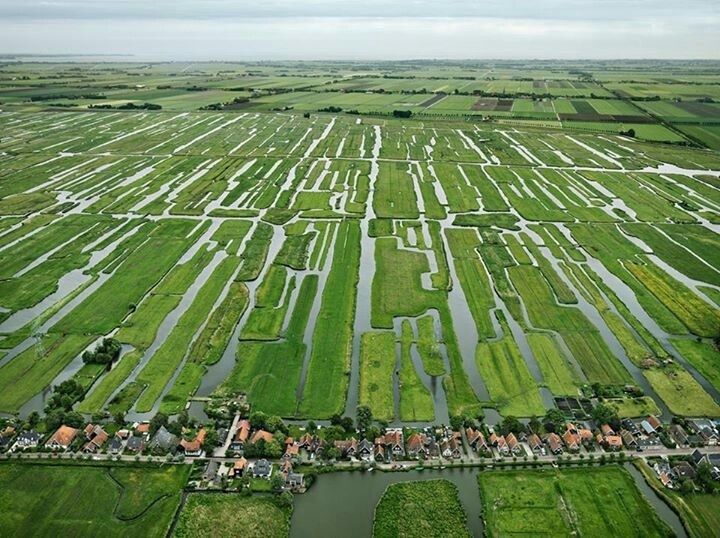 Luchtfoto van een strak verkaveld polderlandschap met rechte sloten